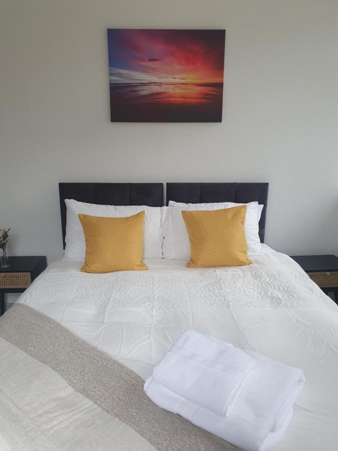 1 & 2 Bed Apartments - Desborough, Kettering, Cosy, Parking, Family, Wifi Кеттерінг Екстер'єр фото