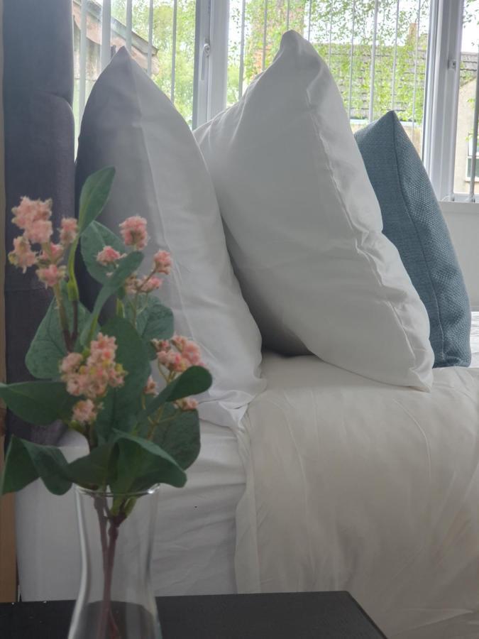 1 & 2 Bed Apartments - Desborough, Kettering, Cosy, Parking, Family, Wifi Кеттерінг Екстер'єр фото
