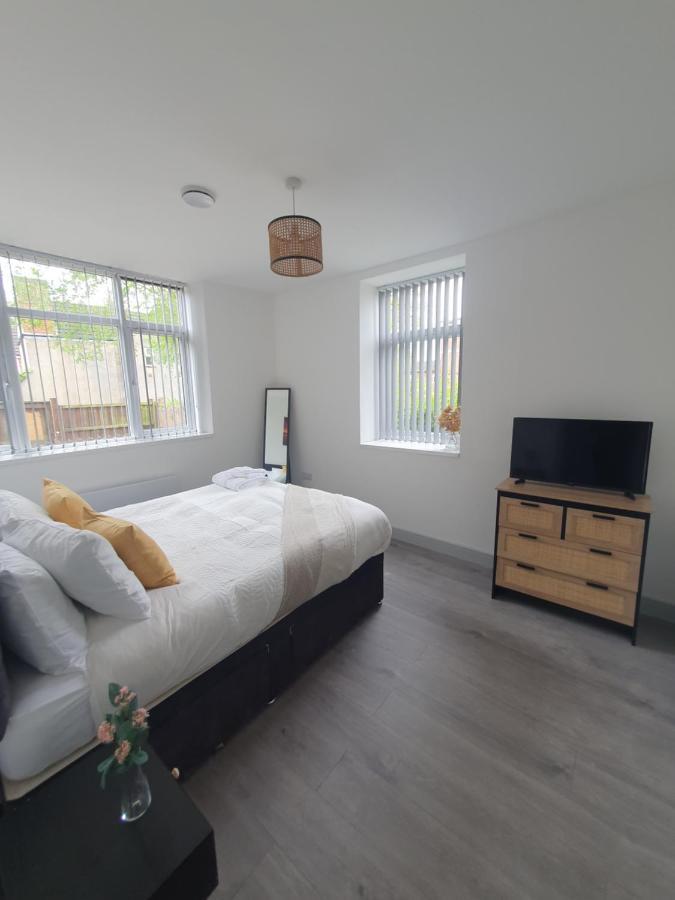 1 & 2 Bed Apartments - Desborough, Kettering, Cosy, Parking, Family, Wifi Кеттерінг Екстер'єр фото