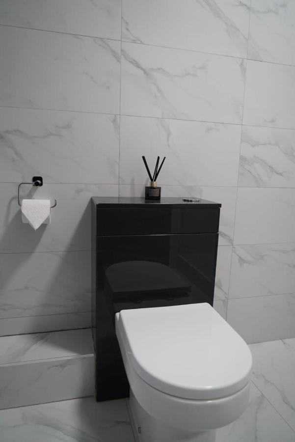 1 & 2 Bed Apartments - Desborough, Kettering, Cosy, Parking, Family, Wifi Кеттерінг Екстер'єр фото