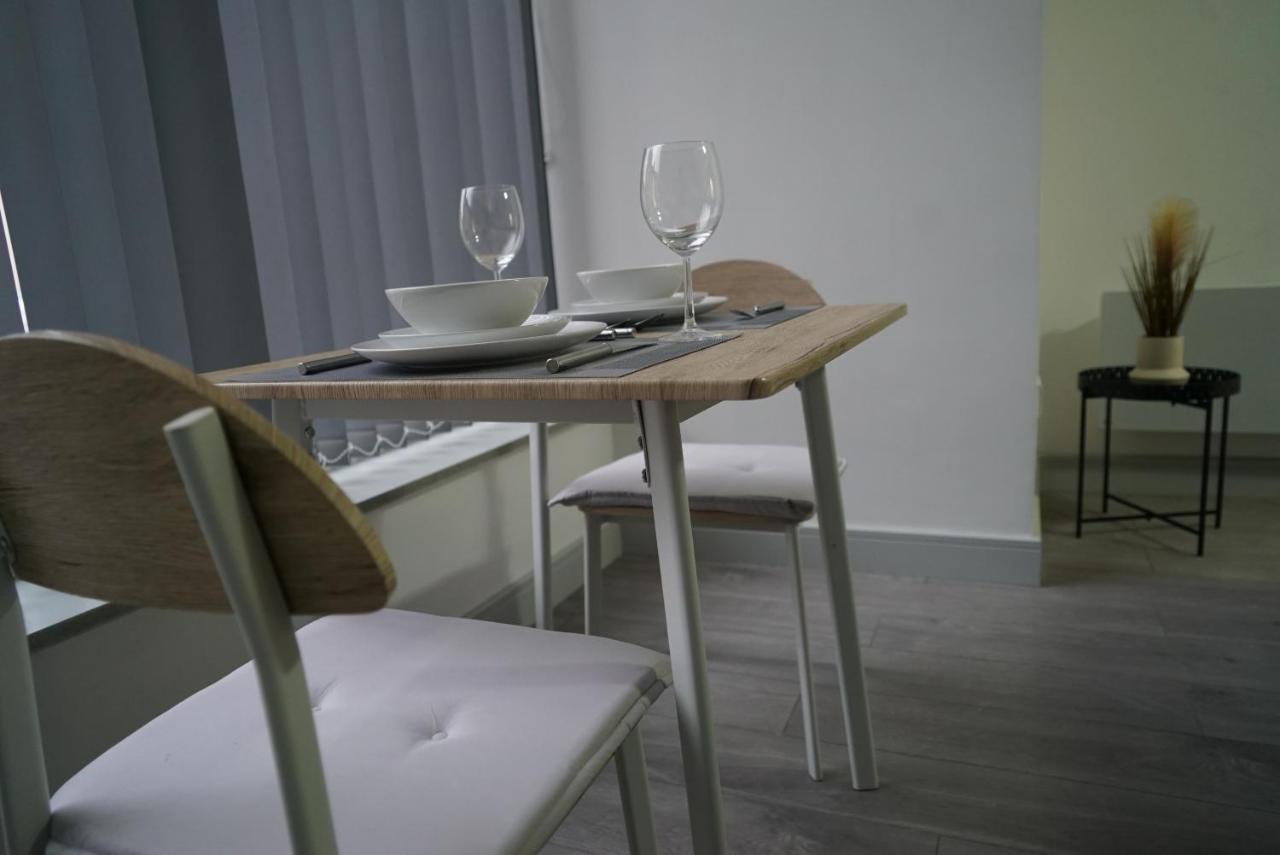1 & 2 Bed Apartments - Desborough, Kettering, Cosy, Parking, Family, Wifi Кеттерінг Екстер'єр фото