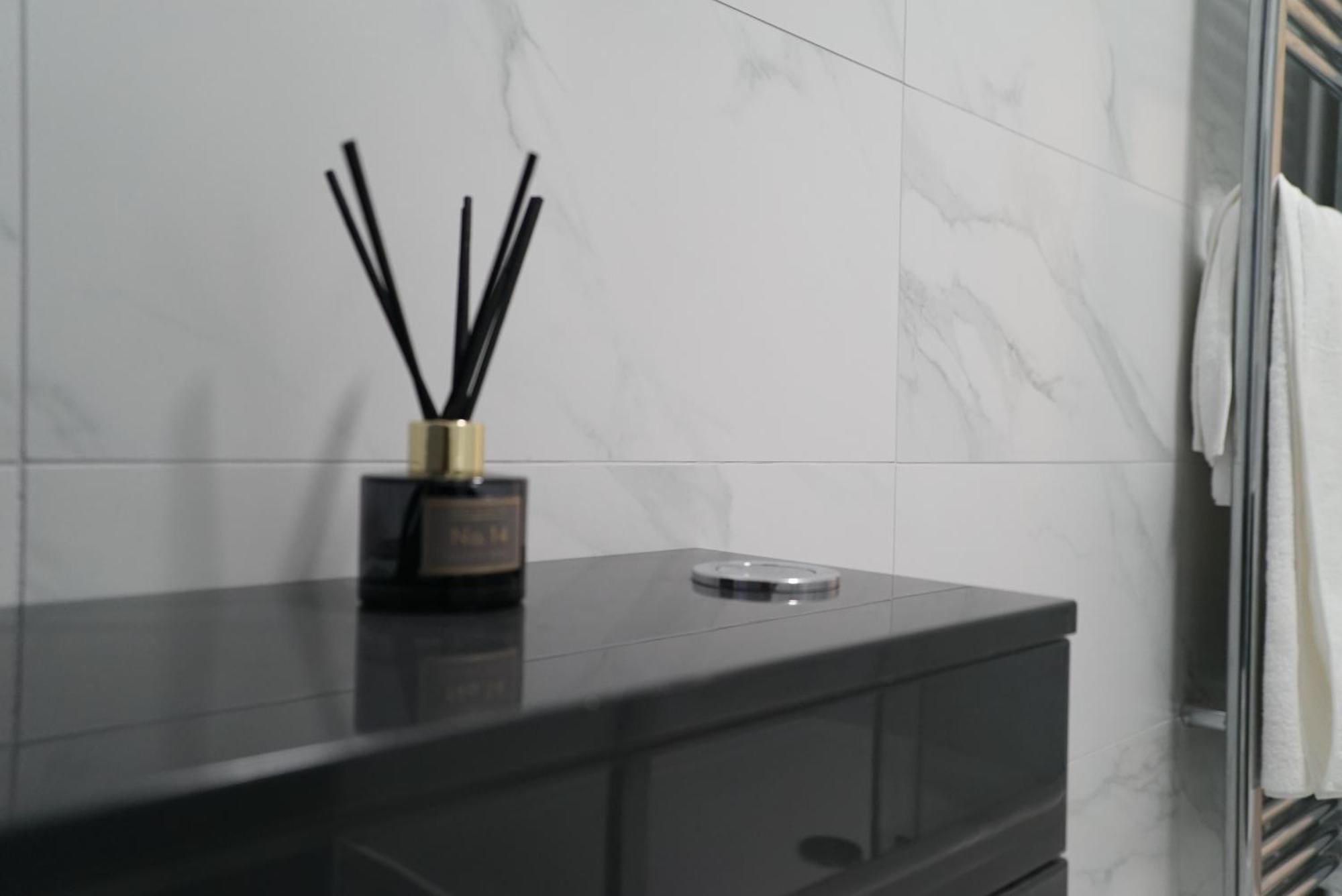 1 & 2 Bed Apartments - Desborough, Kettering, Cosy, Parking, Family, Wifi Кеттерінг Екстер'єр фото