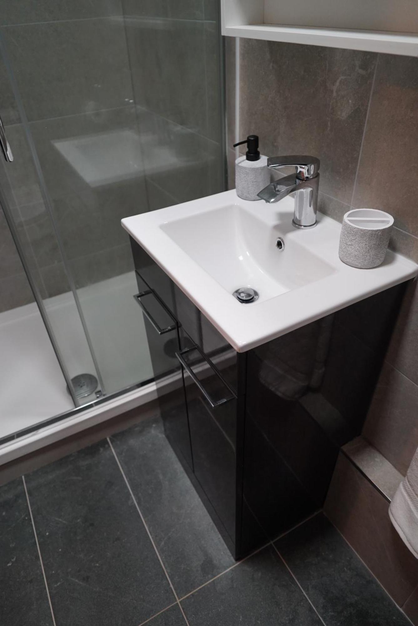 1 & 2 Bed Apartments - Desborough, Kettering, Cosy, Parking, Family, Wifi Кеттерінг Екстер'єр фото