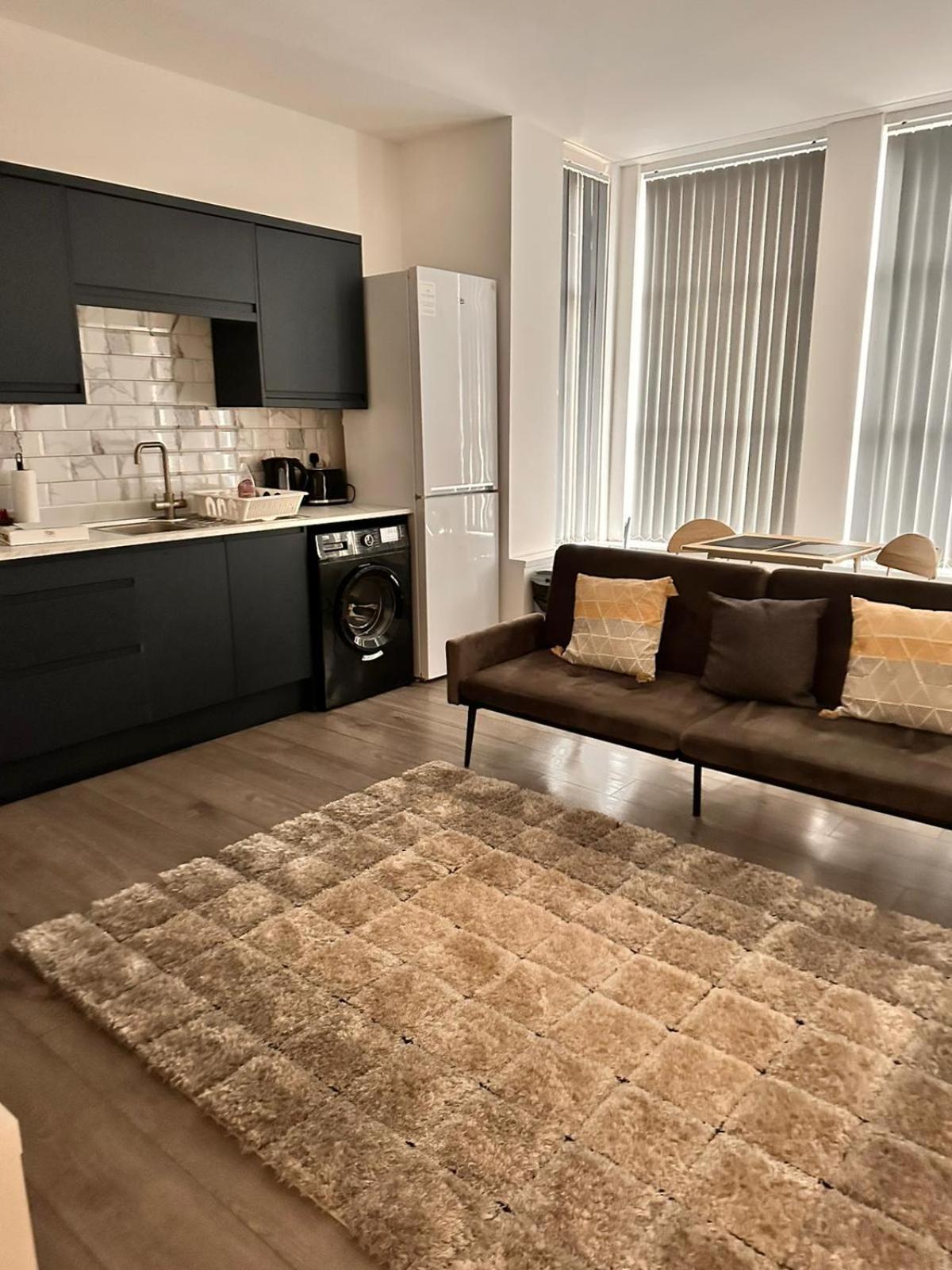 1 & 2 Bed Apartments - Desborough, Kettering, Cosy, Parking, Family, Wifi Кеттерінг Екстер'єр фото