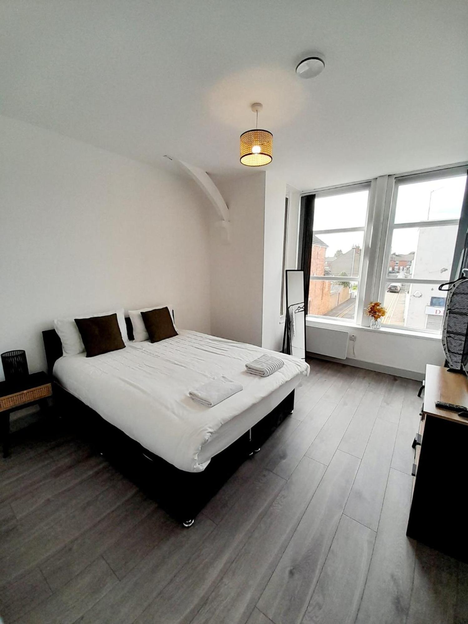 1 & 2 Bed Apartments - Desborough, Kettering, Cosy, Parking, Family, Wifi Кеттерінг Екстер'єр фото